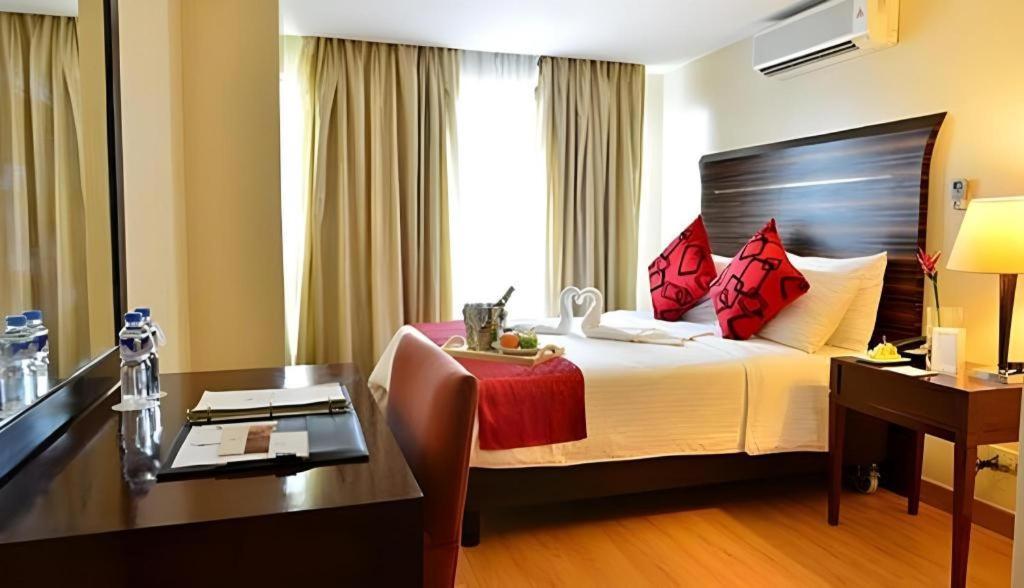 Lancaster Hotel Manila Mandaluyong Exterior photo