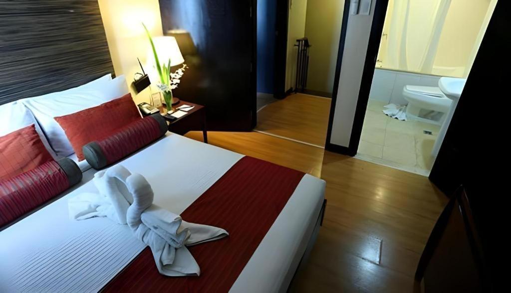 Lancaster Hotel Manila Mandaluyong Exterior photo