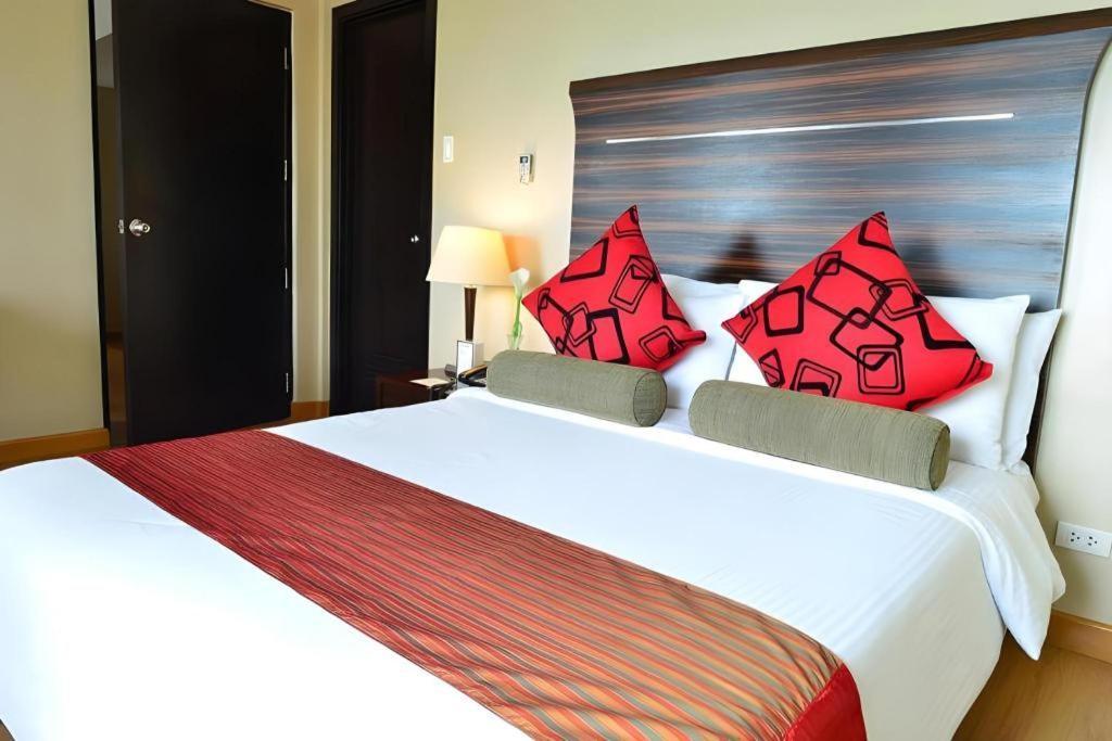 Lancaster Hotel Manila Mandaluyong Exterior photo