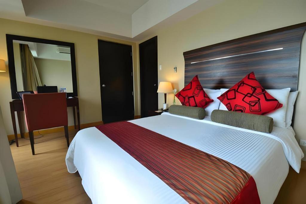Lancaster Hotel Manila Mandaluyong Exterior photo