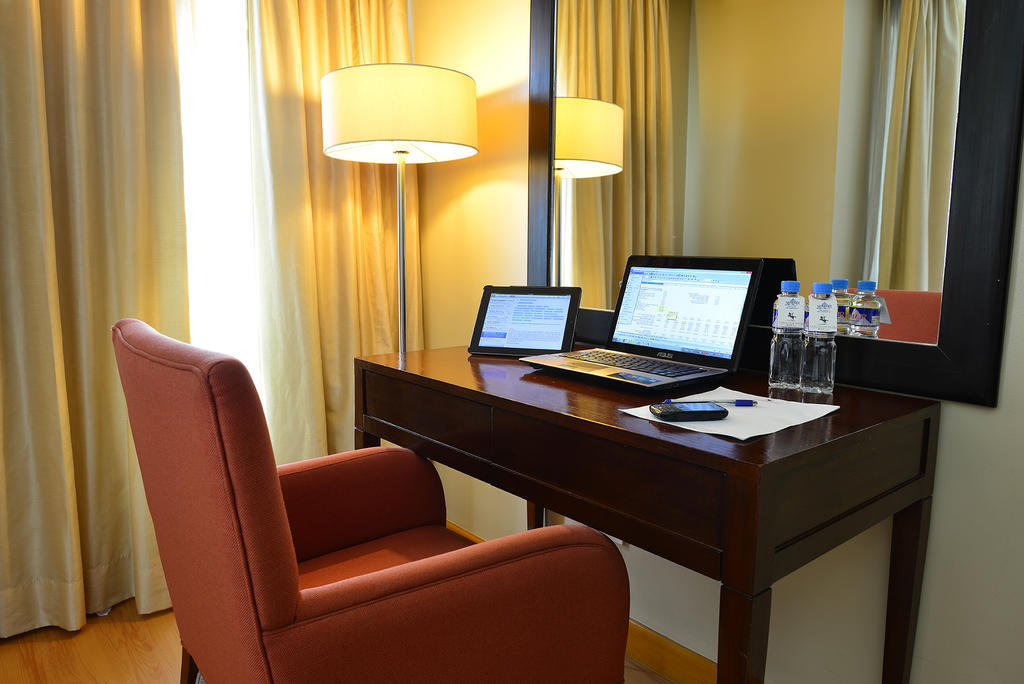 Lancaster Hotel Manila Mandaluyong Exterior photo